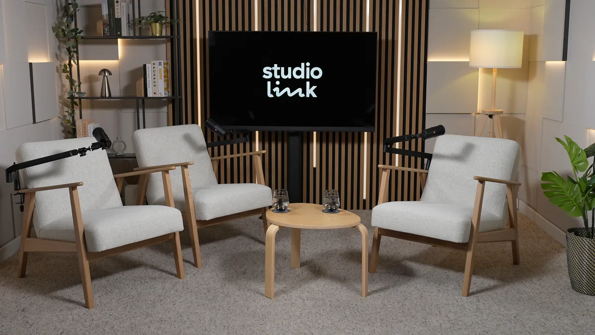 Jasna scenografia studia z czterema fotelami